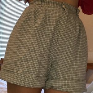TRENDY VINTAGE HIGH WAISTED SHORTS